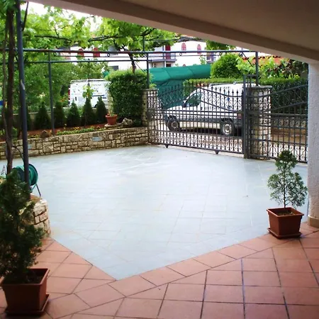 And Irena בית הארחה 3*